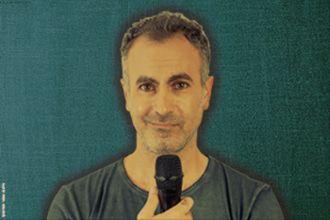 אלי חביב עם מיקרופון